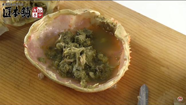 残ったカニみそを移し終えた所